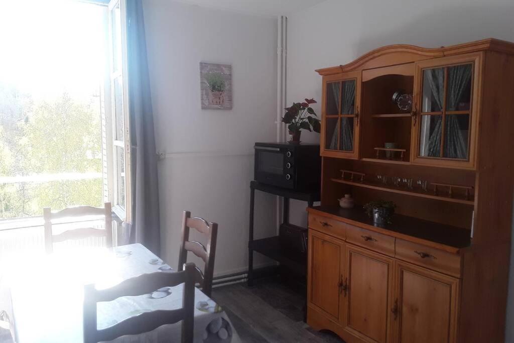 Appartement Chaleureux De 82M2 Proche De Vulcania Pontaumur Bagian luar foto