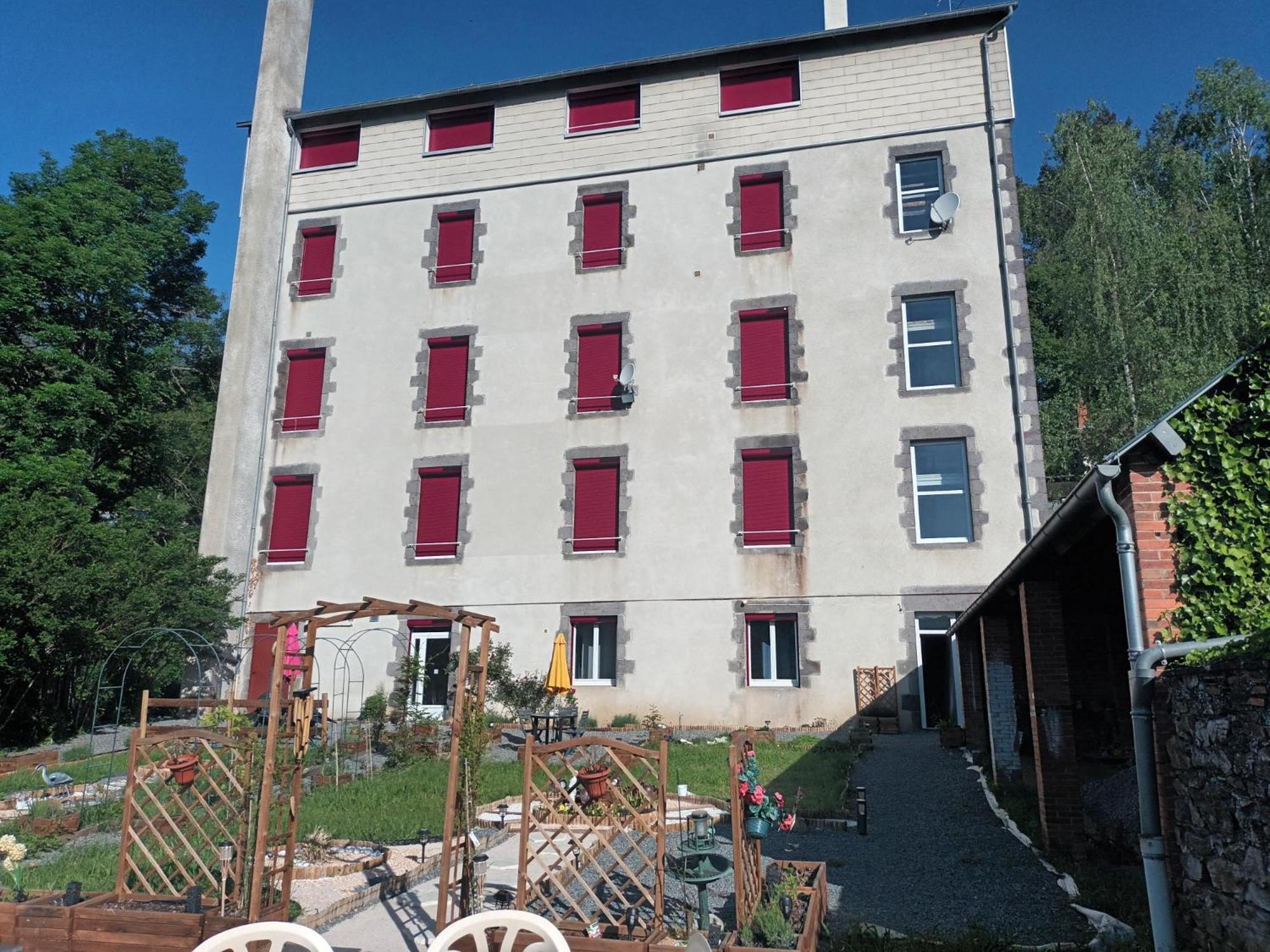 Appartement Chaleureux De 82M2 Proche De Vulcania Pontaumur Bagian luar foto